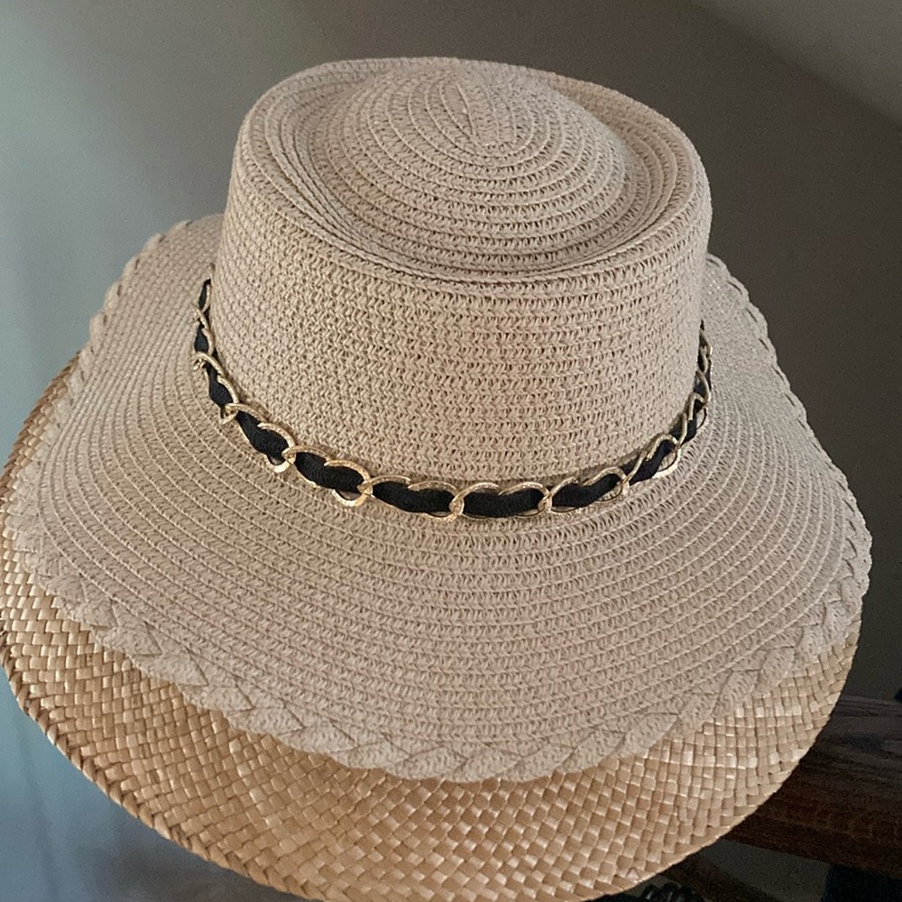 New straw hat never worn great for summer pool